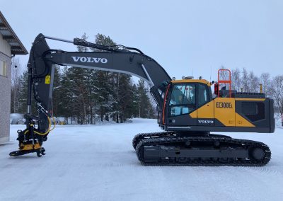 Volvo EC300E, kaapeloinnit, pylvästykset ja maarakennus, KoneNeliö Oy.